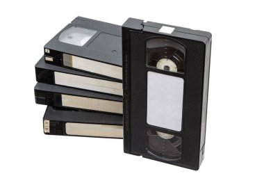 Antika VHS kasetleri, siyah plastik, boş etiketler, retro medya, beyaz arka planda izole edilmiş, nostaljik, analog teknoloji.