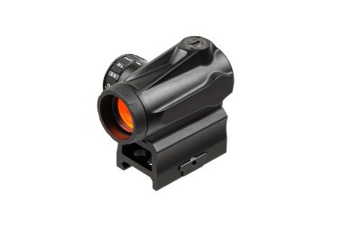 Siyah taktik kırmızı nokta görüşlü, turuncu renkli mercekli, tırabzana monte edilmiş, genellikle nişan hassasiyetini arttırmak için kullanılan, beyaz arka planda izole edilmiş..