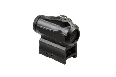 Siyah taktik kırmızı nokta görüşlü, turuncu renkli mercekli, tırabzana monte edilmiş, genellikle nişan hassasiyetini arttırmak için kullanılan, beyaz arka planda izole edilmiş..