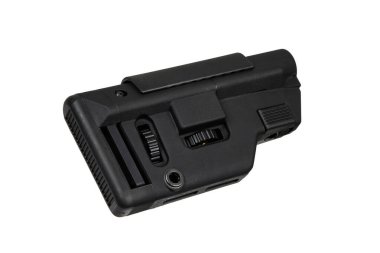 Beyaz arka planda izole edilmiş, taktiksel veya hassas atış uygulamaları için tasarlanmış, çeşitli ayarlama mekanizmaları ve doku yüzeyleri olan siyah ayarlanabilir tüfek stoğu.