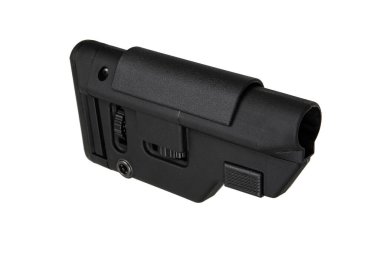 Beyaz arka planda izole edilmiş, taktiksel veya hassas atış uygulamaları için tasarlanmış, çeşitli ayarlama mekanizmaları ve doku yüzeyleri olan siyah ayarlanabilir tüfek stoğu.