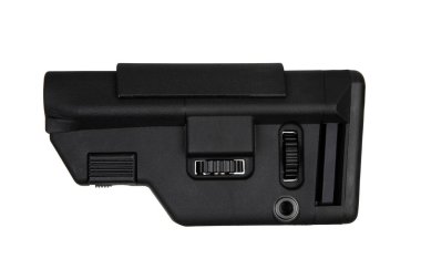 Beyaz arka planda izole edilmiş, taktiksel veya hassas atış uygulamaları için tasarlanmış, çeşitli ayarlama mekanizmaları ve doku yüzeyleri olan siyah ayarlanabilir tüfek stoğu.