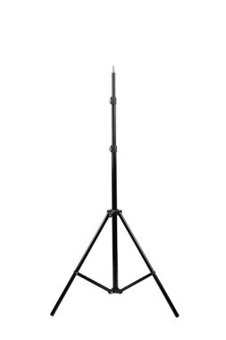 Kameraları, ışıkları veya diğer ekipmanları desteklemek için tasarlanmış, beyaz arka planda izole edilmiş, istikrar ve çok yönlülük sağlayan üç sağlam bacağı olan siyah ayarlanabilir bir tripod standı..