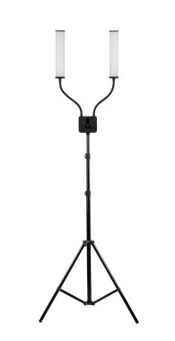 Profesyonel fotoğrafçılık ve video için tasarlanmış, ayarlanabilir kolları olan, beyaz üzerinde izole edilmiş, enerji tasarruflu aydınlatma sunan, ayarlanabilir bir tripod standının çift başlı LED ışığı.