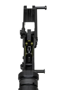 AR-15 tipi bir tüfeğin tetik mekanizması ve daha düşük alıcı, hassas mühendislik odaklı, beyaz bir arka planda izole edilmiş iç silah bileşenlerini gösteren yakın çekim görüntüsü.