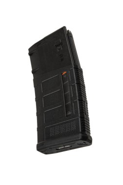Siyah tüfek dergisi desenli bir yüzeye ve görünür iç bileşenlere sahip, modern ve işlevsel tasarımı sergiliyor, beyaz bir arka planda izole edilmiş, taktik, avcılık veya atış teçhizatı için ideal..