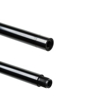 Susturucu ya da namlu ağzı freni takmak için tasarlanmış, beyaz bir arka planda izole edilmiş, hassas mühendislik ve ateşli silah özelleştirmesi içeren bir tüfek namlusunun yakın çekimi..