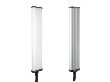 İki LED ışık çubuğu, birinde beyaz difüzör, diğerinde ise siyah kablolar ile bağlanmış alüminyum kaplama ve temiz beyaz arka planda izole edilmiş modern ışıklandırma tasarımı var..