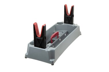 Kırmızı ve siyah V şeklinde parantezleri olan bir silah temizleme istasyonu bölmeleri olan gri plastik bir taban ve ateşli silah bakımı ve hassasiyet temizliği için ideal kırmızı bir kol..