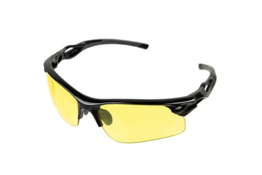 Açık hava aktiviteleri için tasarlanmış, beyaz arka planda izole edilmiş, ultraviyole koruma ve parlaklık önleyici özellikler sağlayan siyah renkli güneş gözlüğü..