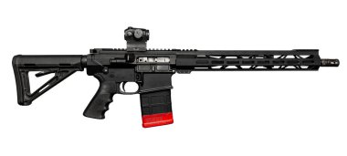 Siyah yarı otomatik tüfek, kırmızı şarjörlü, taktik stoklu, ve monte görüşlü, beyaz arka planda izole edilmiş, hassasiyet ve modern silah tasarımı taktiksel kullanım için.