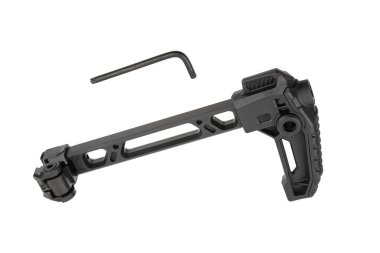 Ateşli silahlar için siyah bir taktik katlama stoku, hafif kesikler ve modüler kullanım için eklenti noktaları ile tasarlanmış, beyaz bir arka planda izole edilmiş, askeri ya da açık hava meraklıları için mükemmel.