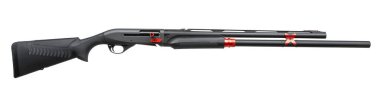 Siyah av tüfeği beyaz arka planda sergileniyor, parlak tasarımı ve modern özellikleri sergileniyor. Pompalı tüfeğin aerodinamik formu ve işlevsel bileşenleri üzerinde duruluyor.