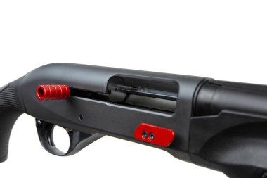 Cıvata ve kontrollerde kırmızı metalik aksanlı parlak bir tasarımı olan taktik bir av tüfeğinin yakından görüntüsü. Görüntü, silahın modern mühendisliğini vurguluyor..