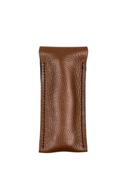 Kahverengi deri kesesi desenli bir desen gösteriyor. Kese görünür dikişler ve basit, zarif bir tasarım içeriyor. İşçiliğini vurgulamak için sade beyaz bir arkaplanda yakalandı.