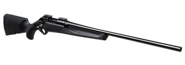 Sentetik stokları ve sürgülü mekanizması olan modern bir siyah av tüfeği, beyaz arka planda izole edilmiş, parlak tasarım, hassasiyet ve taktik ve açık hava kullanımı için güvenilirlik sergiliyor..