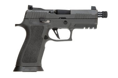 Namlusu kabzalı, kabzalı ve taktik demiryolu ile modern yarı otomatik bir tabanca, beyaz bir arka planda izole edilmiş, hassas, dayanıklı ve profesyonel kullanım için parlak bir tasarım..