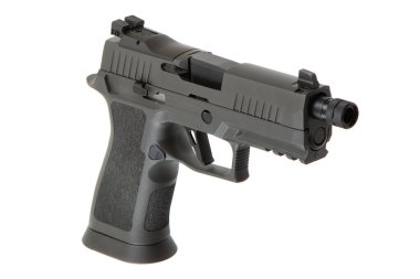 Namlusu kabzalı, kabzalı ve taktik demiryolu ile modern yarı otomatik bir tabanca, beyaz bir arka planda izole edilmiş, hassas, dayanıklı ve profesyonel kullanım için parlak bir tasarım..