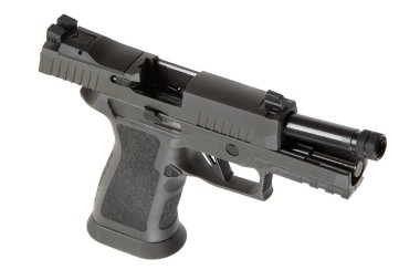 Modern yarı otomatik bir tabancaya yakın plan, desenli kabzalı, dişli namlulu ve beyaz arka planda izole edilmiş, ateşli silah meraklıları ve profesyoneller için ideal, iç mekanizmaları ortaya çıkaran açık kaydırak..