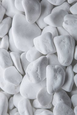 Pürüzsüz beyaz çakıl taşları, temiz, minimalist ve dingin bir doku yaratarak, doğal, dekoratif ya da yatıştırıcı tasarım kavramları için idealdir..