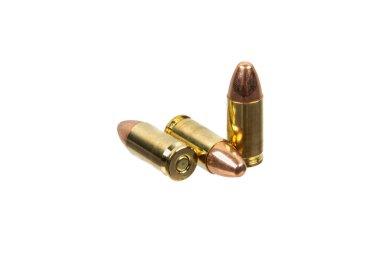 Beyaz arka planda izole edilmiş üç 9mm 'lik mermi, pirinç kovanlarını ve bakır kaplamalı uçlarını gösteriyor, ateşli silahlarla ilgili görüntüler, atış sporları veya askeri uygulamalar için ideal..