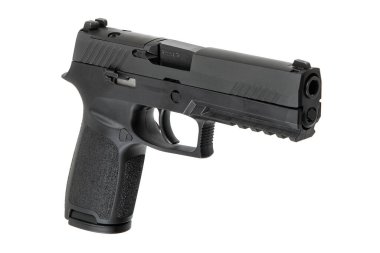 Beyaz arka planda izole edilmiş modern siyah yarı otomatik tabanca, açılı görüntü kayma, namlu ve kavramayı gösteriyor