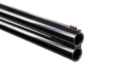 Çift namlulu çift namlulu, fiber optik görüşlü, parlak siyah kaplama, beyaz arka planda izole edilmiş.