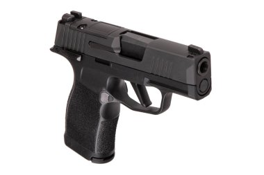 Beyaz zemin üzerinde izole edilmiş siyah yarı otomatik tabanca, taktik tasarımı ile kompakt tabanca yan görünümü