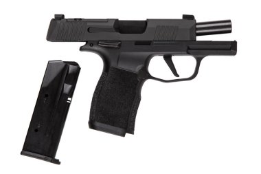 Namlusu açık ve bağımsız şarjörlü sıkışık siyah tabanca, beyaz arka plan, ateşli silah bakımı veya yeniden doldurma kavramı