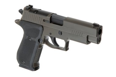 Beyaz zemin üzerinde izole edilmiş modern yarı otomatik taktik tabancanın yakın perspektif görüntüsü