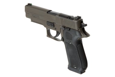 Beyaz zemin üzerinde izole edilmiş modern yarı otomatik taktik tabancanın yakın perspektif görüntüsü