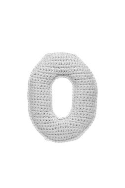 El yapımı, açık gri iplikte O harfi, beyaz arkaplanda izole.
