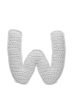 El yapımı örgü örülmüş W harfi açık gri iplikle, beyaz arkaplanda izole edilmiş.