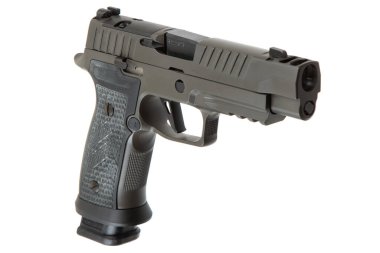 Taktik yarı otomatik bir tabancanın açılı görüntüsü, desenli kabzası, ön parmaklığı ve solunumu var, beyaz arka planda izole edilmiş.