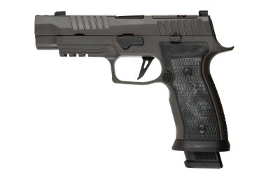 Sol tarafta, beyaz bir arka planda izole edilmiş, desenli kabzalı, modern bir taktik tabanca profili var.