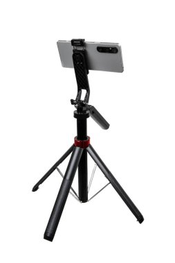 Akıllı telefonu yatay olarak bağlayan üç ayaklı kurulum, ayarlanabilir baş ve video kaydetmek veya vlog kaydetmek için ayrılabilir Bluetooth deklanşör içerir