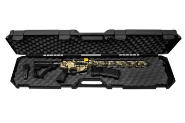 Kriptek kamuflajlı AR-15 tüfeği, dergi ve aksesuarlarla birlikte sert bir çantada saklanır.