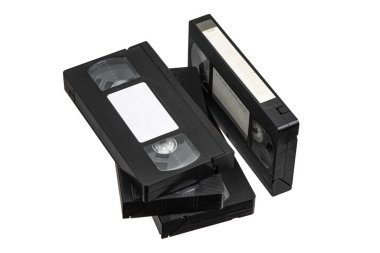80 'ler ve 90' lardan kalma eski siyah VHS video kasetlerinin bir koleksiyonu