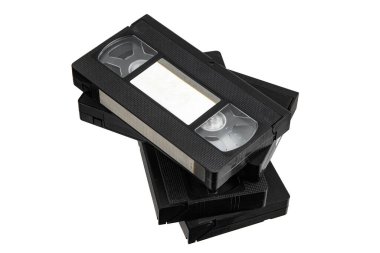80 'ler ve 90' lardan kalma eski siyah VHS video kasetlerinin bir koleksiyonu
