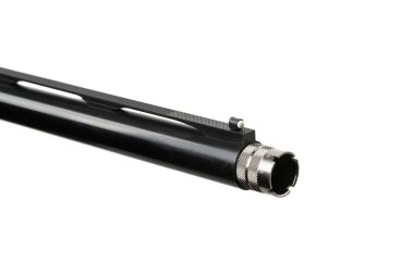 Fiber optik görüşlü bir av tüfeği namlusunun ayrıntılı görüntüsü ve gelişmiş hassasiyet için takılı boğma