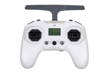 Beyaz arka planda LCD ekran, çift joystick ve anten ile beyaz dron denetleyici.