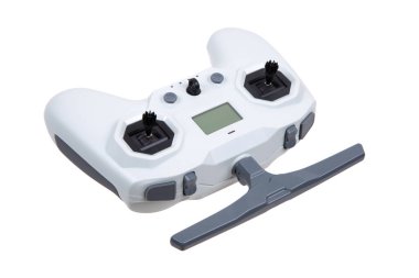 Beyaz arka planda LCD ekran, çift joystick ve anten ile beyaz dron denetleyici.
