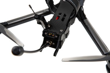 FPV insansız hava aracı güç bağlantısının ve karbon fiber çerçeve üzerine antenin yakın plan görüntüsü.