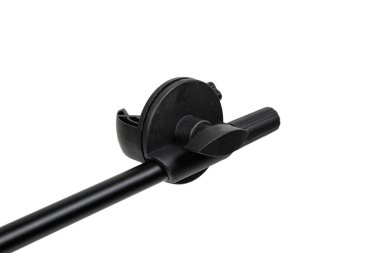 Siyah montaj kolundaki ayarlanabilir klemp mekanizması, beyaz üzerine izole edilmiş..