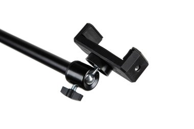 Tripod kolundaki ayarlanabilir akıllı telefon tutucu ekleminin yakın plan görüntüsü, beyaza izole edilmiş, vida ve pivot mekanizması gösteriliyor