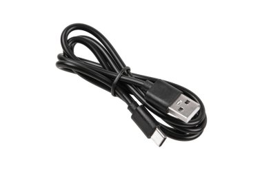 Siyah USB A 'dan USB-C' ye şarj ve veri kablosu, bir kravat ile sarılı ve güvenli, beyaz arka planda izole edilmiş.
