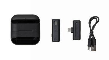 Beyaz arkaplanda USB-C alıcısı, şarj kutusu ve USB kablosu olan kablosuz mikrofon kiti.