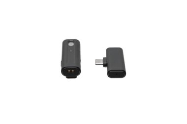 Görünür şarj lensleri ve USB-C konnektörü olan kablosuz lavalier mikrofon ve alıcı.