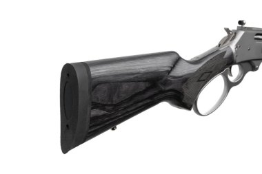 Kauçuk geri tepme pedi ve paslanmaz alıcısı olan siyah ahşap tüfek deposuna yakın plan..