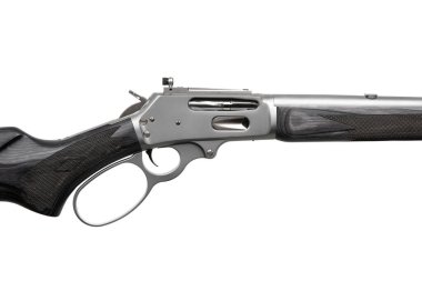 Klasik mekanizma ve siyah ahşap tutuş gösteren paslanmaz kabzalı tüfek alıcısı ve döngüsü yakın plan..